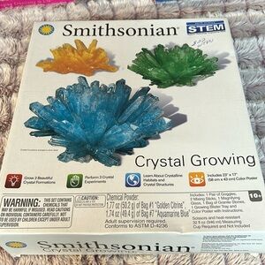 Smithsonian Crystal Growing:Earth Science Set performs 3 Crystal experiments
